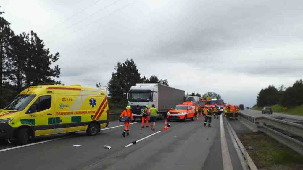 Srážka nákladních aut zastavila dálnici D1 na Vyškovsku